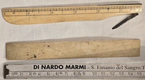Due antichi strumenti - , di