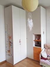 cameretta con letto e comodino 