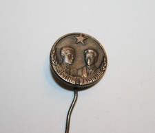 Spilla cappello giacca bavero