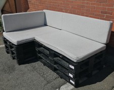 Divano angolare nero su pallet con cuscini artigianale