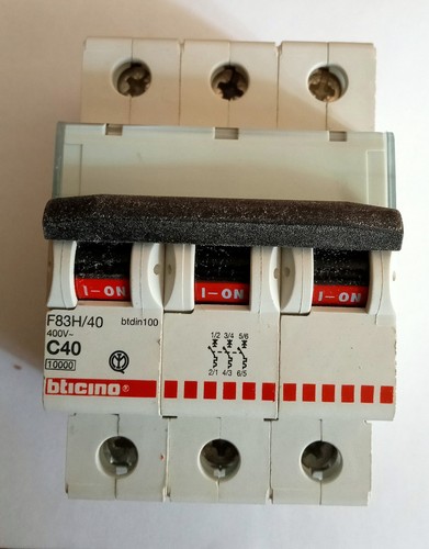 Interruttore automatico - interruttore,