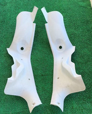 Coppia battitacco posteriori sx e dx per Fiat Punto 188. Colorazione chiara.