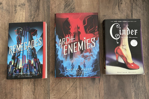 Marissa meyer book lot - marissa,