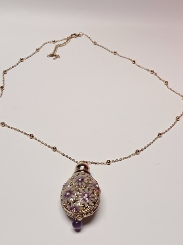 Collana con ciondolo - a, forma