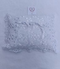 Cuscino porta fedi in raso bianco con decorazioni all’uncinetto – 34x27x4 cm –