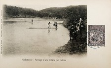 Madagascar, attraversando un fiume su una zattera. Francobollo e timbrato su recto.