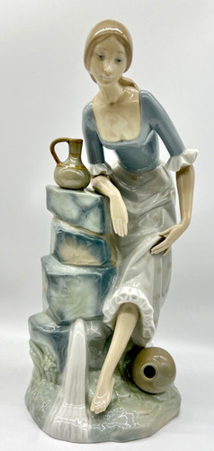 Large lladro nao figurine - 13",