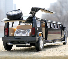 Modellino auto Hummer berlina con funzione di ritiro luci e suoni / 3 colori / 1:32