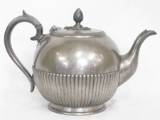 Teiera inglese antica di peltro a forma di "palla" con scanalature