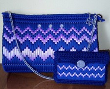 Borsa fatta a mano su rete con fettuccia e coda di topo. Misure cm 30x19x9.