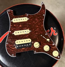 Battipenna SH GuitarWorks Custom Stratocaster HSS caricato Alnico 5 USA Electronics