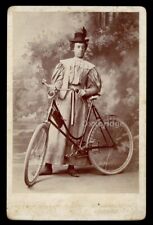 Donna afroamericana con bicicletta 1890 armadio card foto ragazza nera ciclista signora