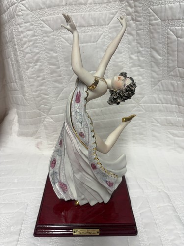 Statuina donna danzante