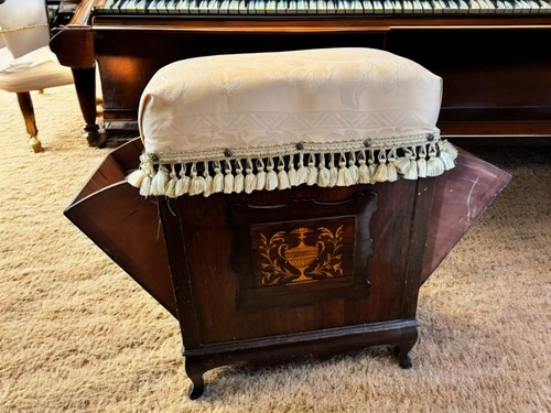 Antico sgabello per pianoforte