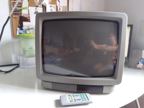 Televisore colori con - a,