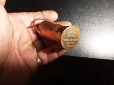 ANTICO SECCHIELLO IN RAME MASSICCIO IL CUI FONDO REALIZZATO CON UNA MONETA DA 5