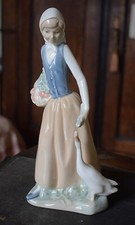 PORCELLANA NAO  BY LLADRO  STATUETTA PASTORELLA CON PAPERA 25 CM. SCULTURA
