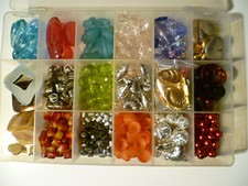 SCATOLA PERLE PERLINE COMPONENTI VARI VETRO RESINA METALLO MAGAZZINO LABORATORIO