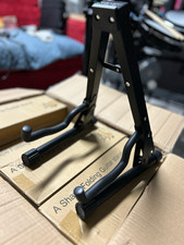 GRUND GS02 Supporto Universale Chitarra/Basso. Pieghevole,portatile. Studio/Live