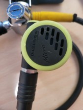 Erogatore per sport subacquei