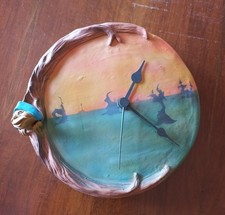 Simpatico orologio in terracotta da parete, decorato a mano