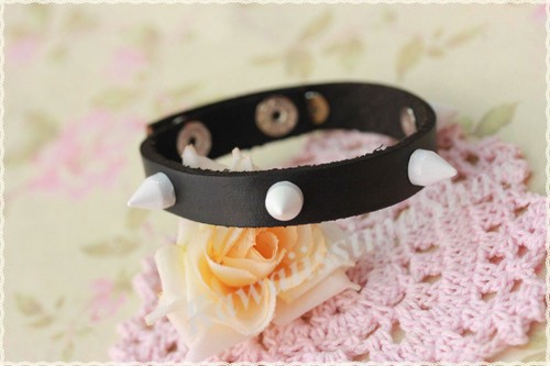 Bracciale pelle nero borchie