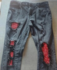 Jeans strappati con toppe rosse moderni