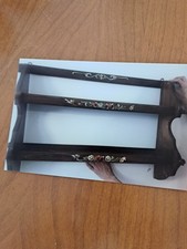 Piattaia Tirolese dipinta con decorazioni tipiche floreali, color marrone scuro.