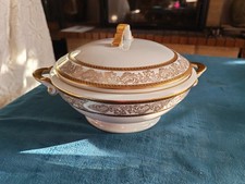 Soupière à bords dorés