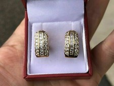 18K Placcato Oro Giallo Mezzo Cerchio Diamanti Finti Orecchini 1.80Ct Omega