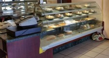 vetrina refrigerata statica a due ripiani per pasticceria e banco cassa