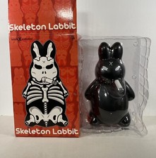 Kidrobot Frank Kozik Scheletro Labbit Sotto l'Essere. Figurina in vinile nero/rosso 10"