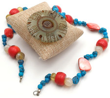 COLLANA ETNICA MULTICOLORE CON AMULETO GIADEITE