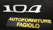 LOGO STEMMA "104" SCRITTA CROMATA FREGIO PLASTICA BADGE PEUGEOT 104 E VARIE APPL