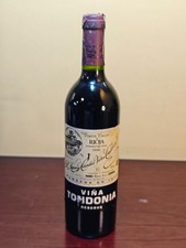 Botella de vino tinto Viña