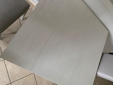 Tavolo e sedie.   Tavolo bianco estensibile fino ad 1,80cm (90x95x75), e 4 sedie