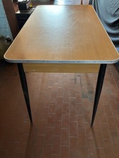 tavolo in formica e metallo