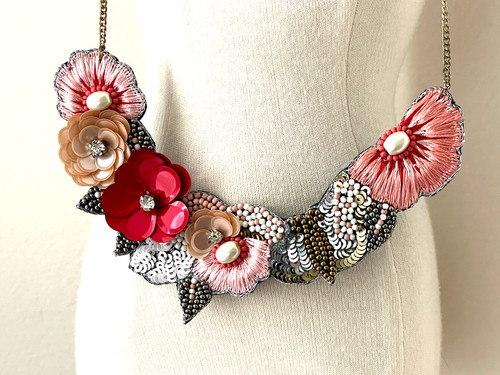 Collier brodée main fleur ton - brodée,