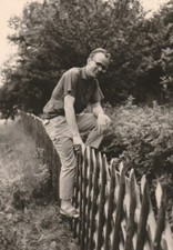 B5 - Foto Photo Fotografia Anni 60 - Uomo su Staccionata