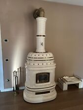 Stufa a legna in maiolica usata. Color avorio. Usata ma in condizioni perfette