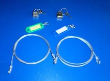 DUE PICCOLI LUCCHETTI CON DUE CAVI IN ACCIAO E TARGHETTE PORTACHIAVI