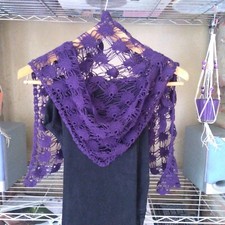 Scialle viola fatto a mano ad uncinetto. Sciarpa triangolare - NUOVO