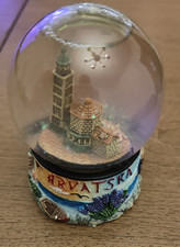 Palla di vetro con neve