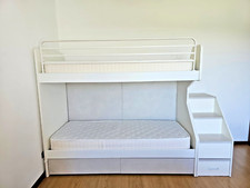 Letto a castello ZG Mobili con materassi, cassettoni e protezione bambini.