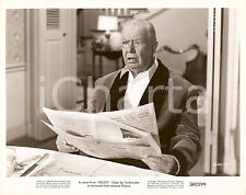 1950 PEGGY Charles COBURN reads the newspaper with monocle *Foto di scena
