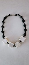 Collana bianca nera - e,