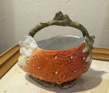 Antico cesto fragole statuina