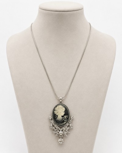 Collana con ciondolo dama