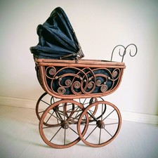Antica carrozzina d’epoca da bambola – gioiello artigianale in ottime condizioni