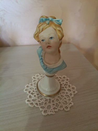 Vecchia statua fanciulla - , mezzo